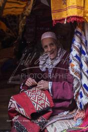 Image du Maroc Professionnelle de  Mohamed Chantaite Tisserand âgé de Soixante-seize ans, pose pour la photographie dans sa boutique de tapis et Kilim au Souk Tahti situé plus bas du Souk Semmarine, Monsieur Chantaite est ravis des ces photos dont il en parle avec une nostalgie comme jamais rencontré, d'ailleurs il m'avait montré plusieur de ses photos dont quelques parutions dans des journaux étrangers, le 15 Janvier 2008. (Photo / Abdeljalil Bounhar)

